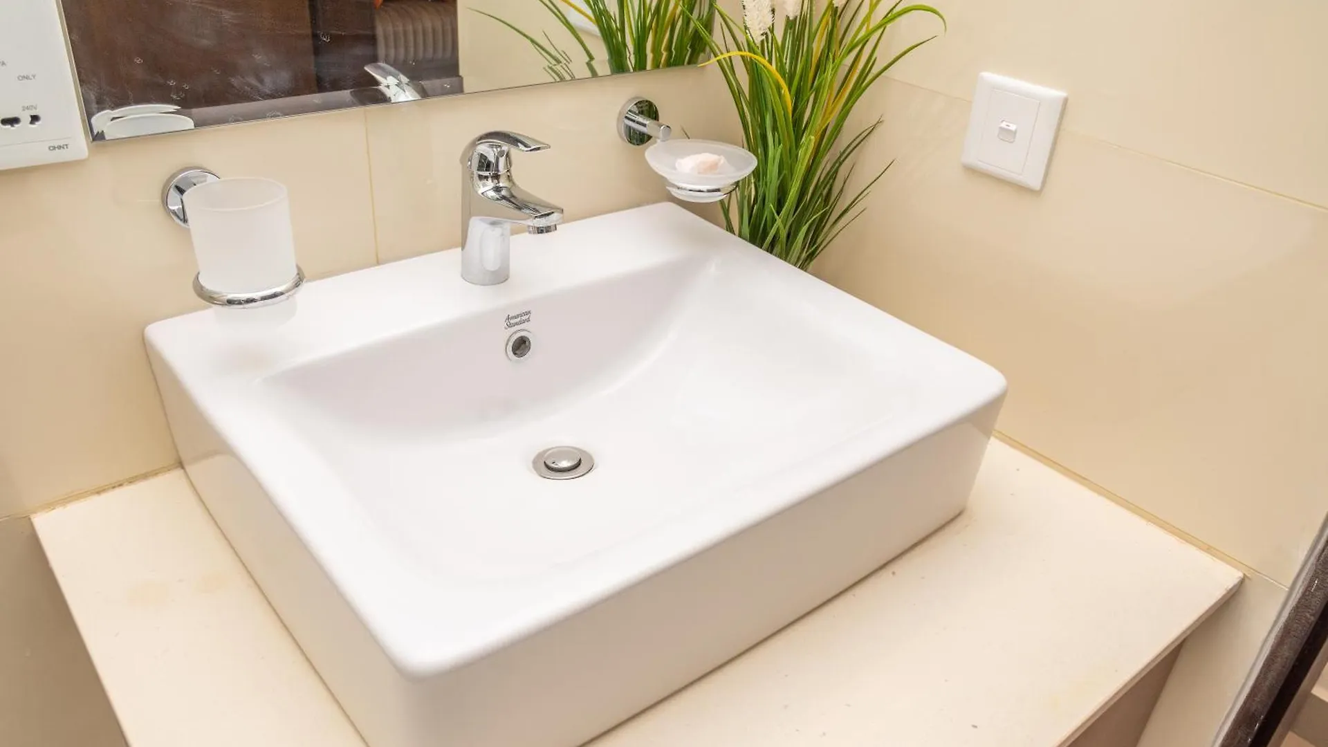 Ocean Breeze By Livinji - Luxury Apartments Negombo 0*,